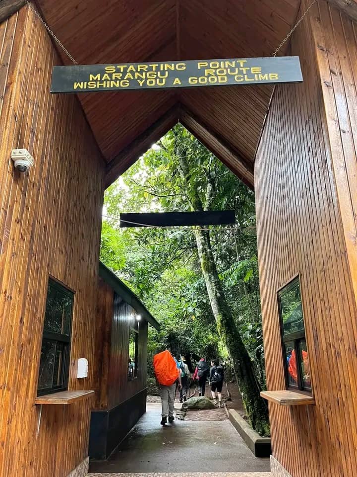 Ascenso al kilimanjaro organizado por la ruta Marangu. Puerta de inicio