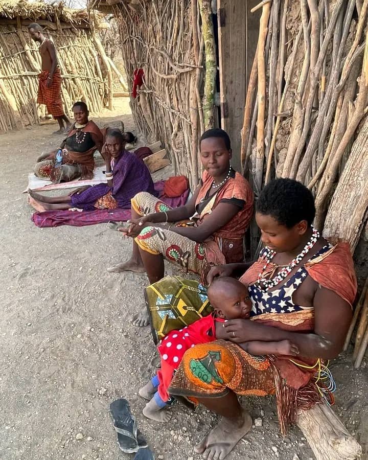 Ascenso al kilimanjaro organizado también ofrece la visita a la tribu Datoga, dos mujeres sentadas de esa tribu