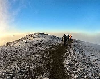 Ruta, Kilimanjaro, safari y extensión a Zanzíbar. Montañeros llegando a la cima