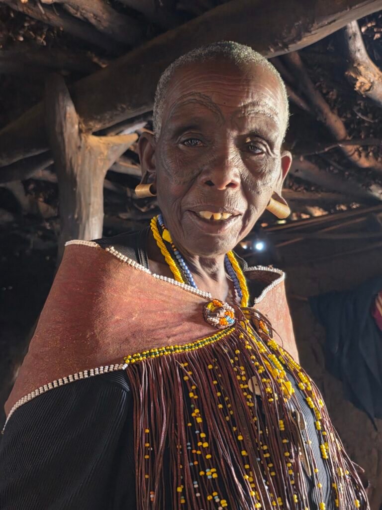 Mujer Datoga, tours Land Safari