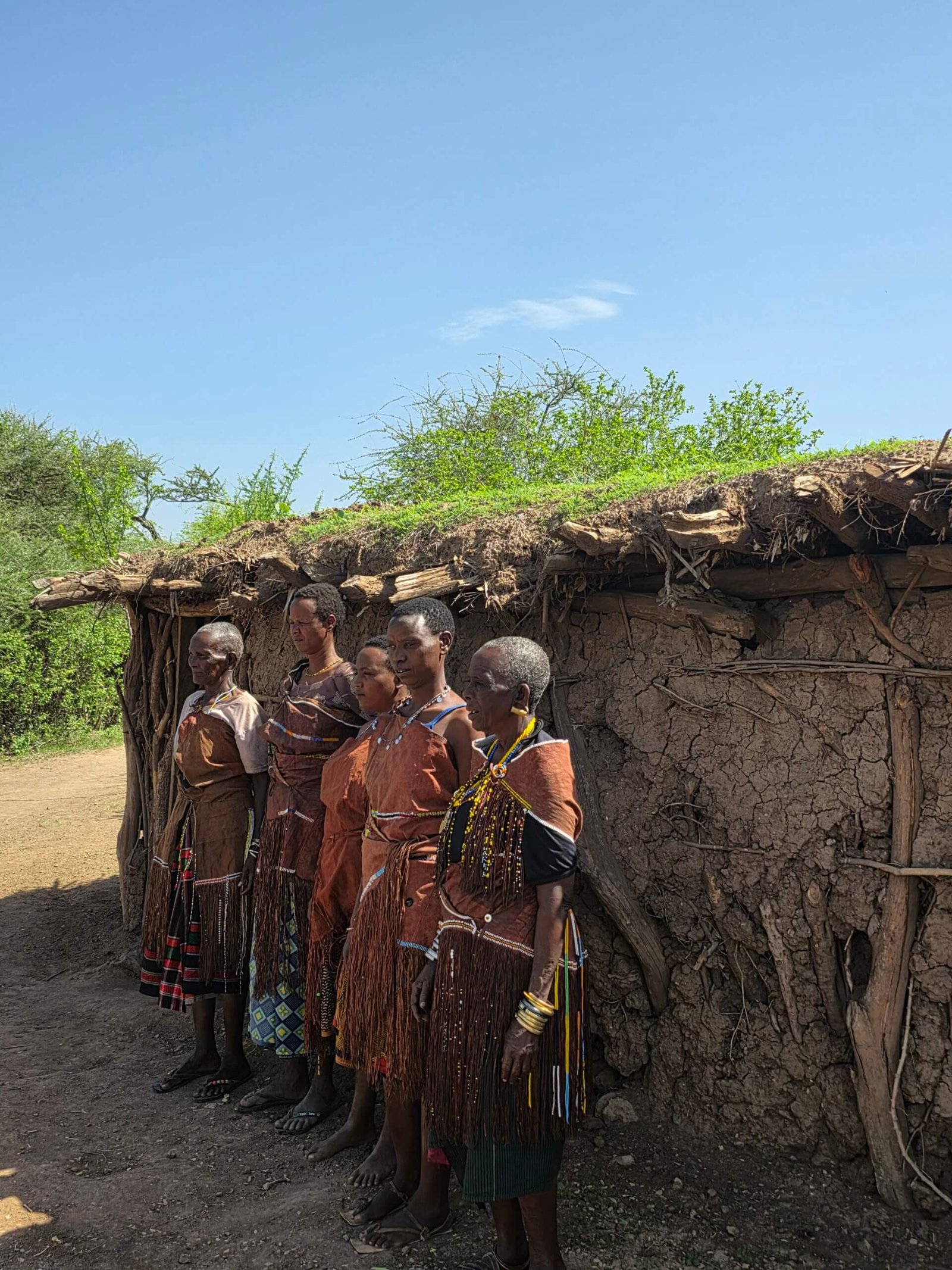 Mujeres de la tribu Datoga en Tanzania durante un safari con Tours Land Safaris