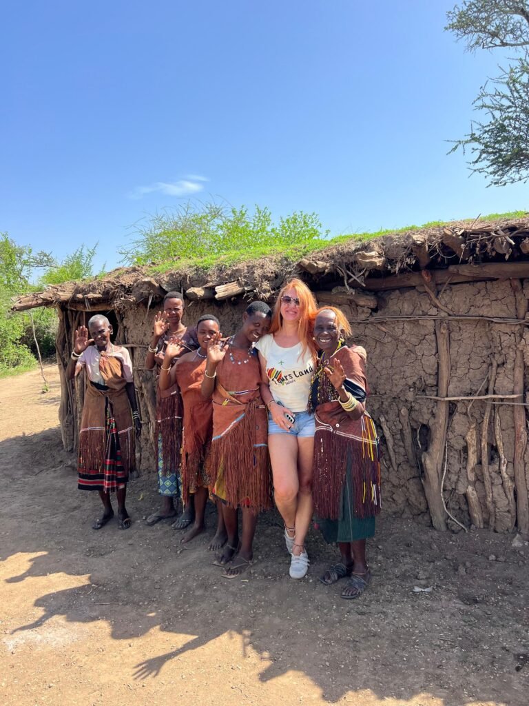 María junto a mujeres Datoga en Tanzania