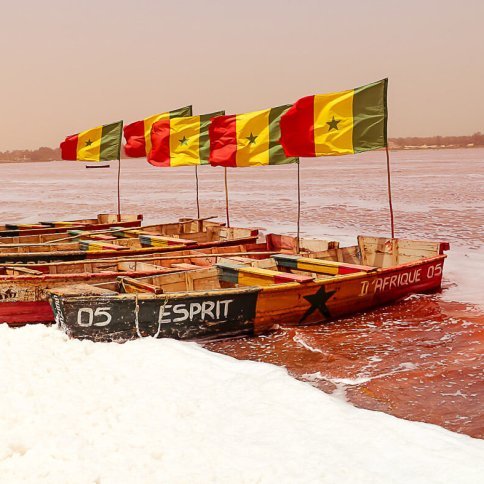 Barquitas tradicionales en la orilla del Lago Rosa de Senegal